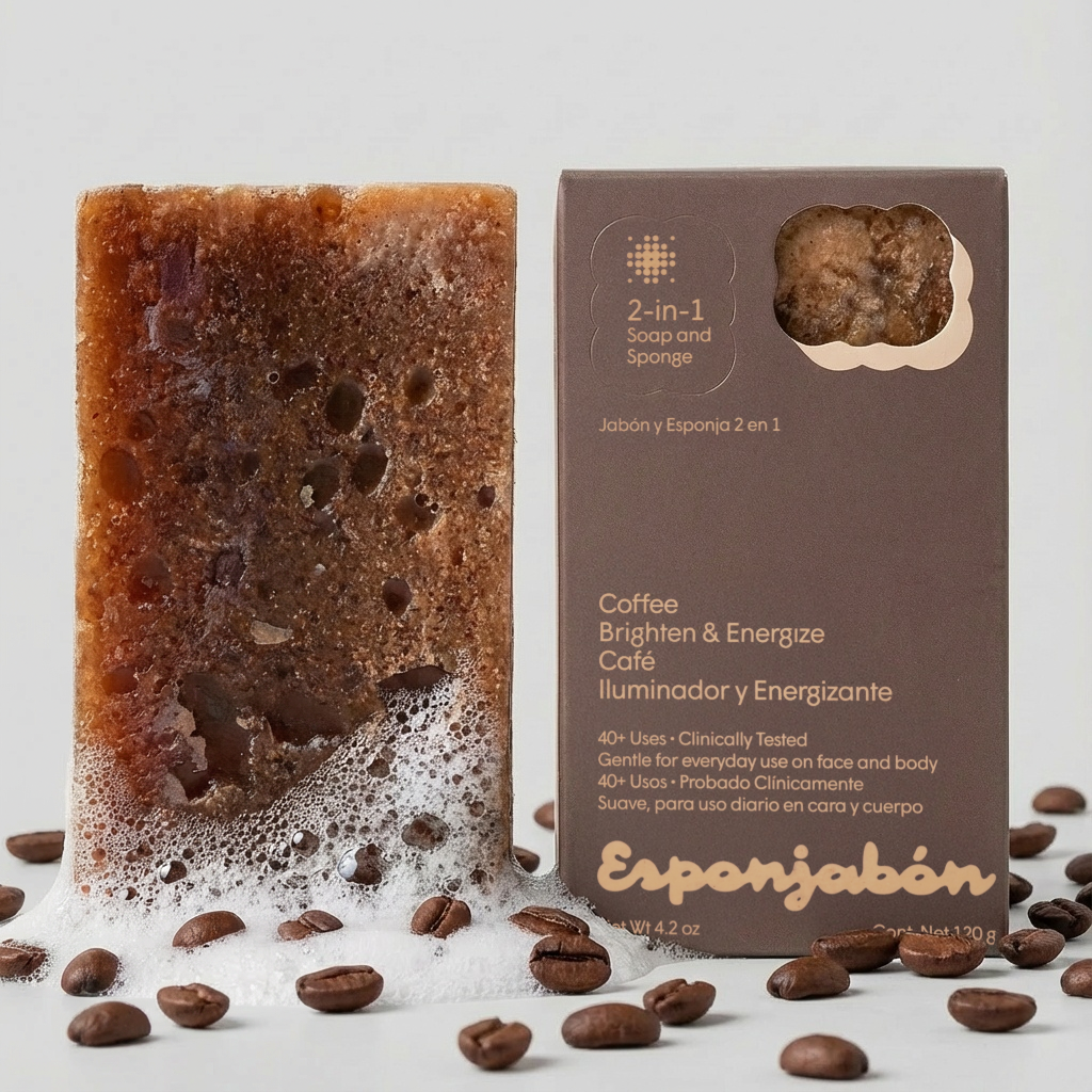 Kaffee Seife-Schwamm mit Schaum und Kaffeebohnen, daneben Produktverpackung.
