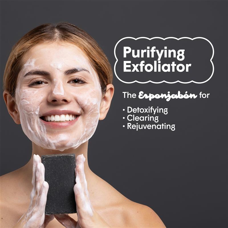 Eine Frau mit schäumender Gesichtsseife hält einen dunklen Seifenriegel. Daneben Text mit dem Titel "Purifying Exfoliator" und einer Liste mit "Detoxifying, Clearing, Rejuvenating".
