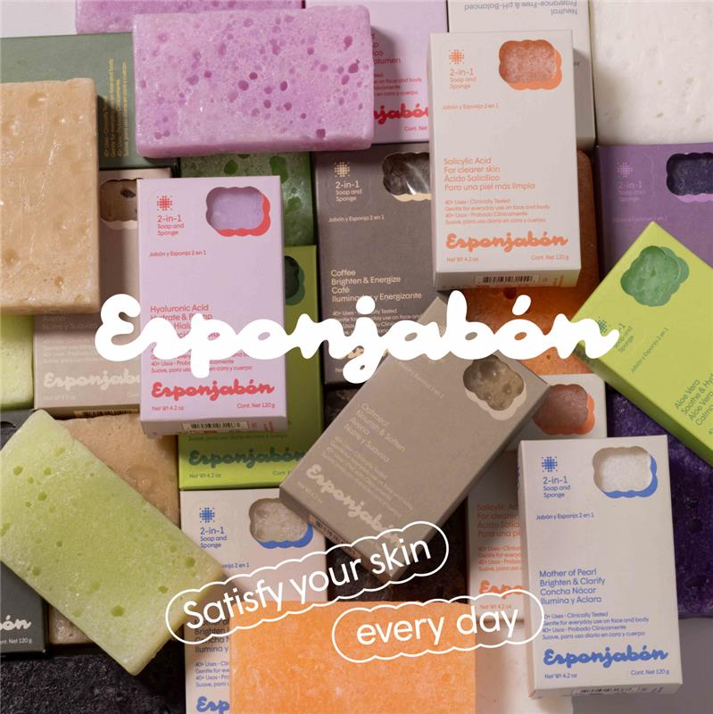 Verschiedene Verpackungen von Seife und Schwämmen in verschiedenen Farben und Sorten sind gestapelt. Aufgedruckte Slogans werben für Hautpflege.