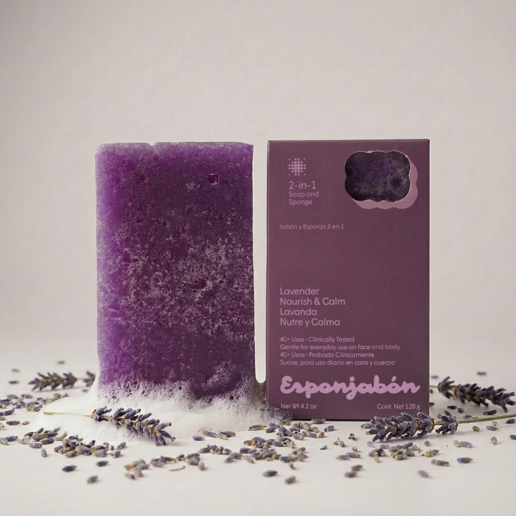 Lila Seife und Verpackung mit Lavendelblüten. Die Seife ist quaderförmig und schäumt leicht. Auf der Verpackung steht "Esponjabón" und "Lavender".