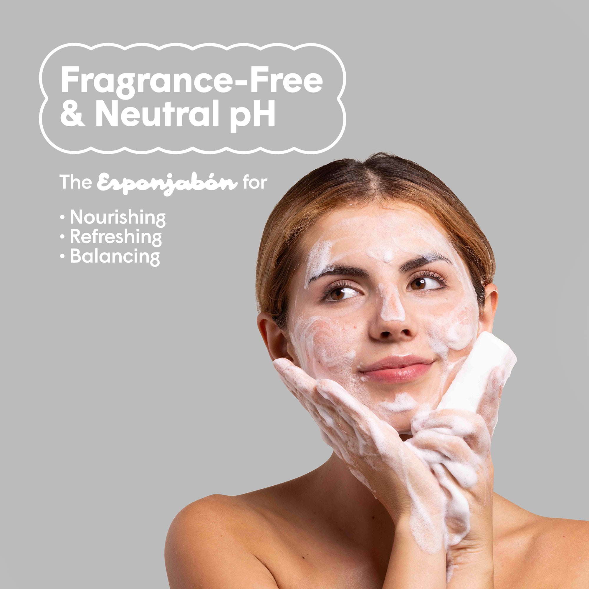 Frau reinigt Gesicht mit Schaumseife. Textfeld mit "Fragrance-Free & Neutral pH" und Liste "Nourishing, Refreshing, Balancing". Heller, grauer Hintergrund.