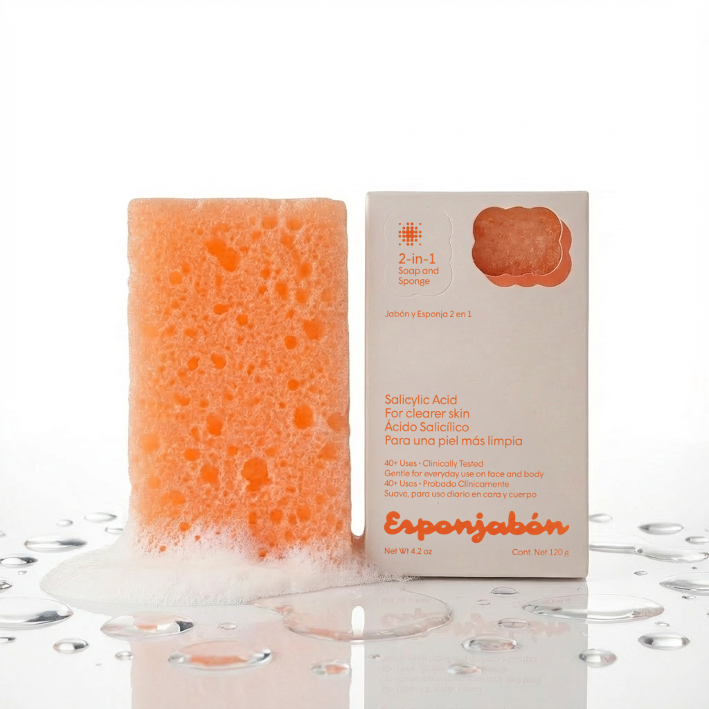 Oranger Esponjabon Salicylic Acid Schwamm mit Seifenschaum neben der Produktverpackung.