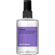 Eine durchsichtige, zylindrische Sprühflasche mit einem lila Etikett mit der Aufschrift "KUNDAL WHITE MUSK". Sie hat einen schwarzen Sprühkopf.