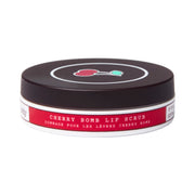 Flache, runde Dose des FRANK BODY Cherry Bomb Lip Scrub mit braunem Deckel, Kirsch-Illustration und rotem Etikett