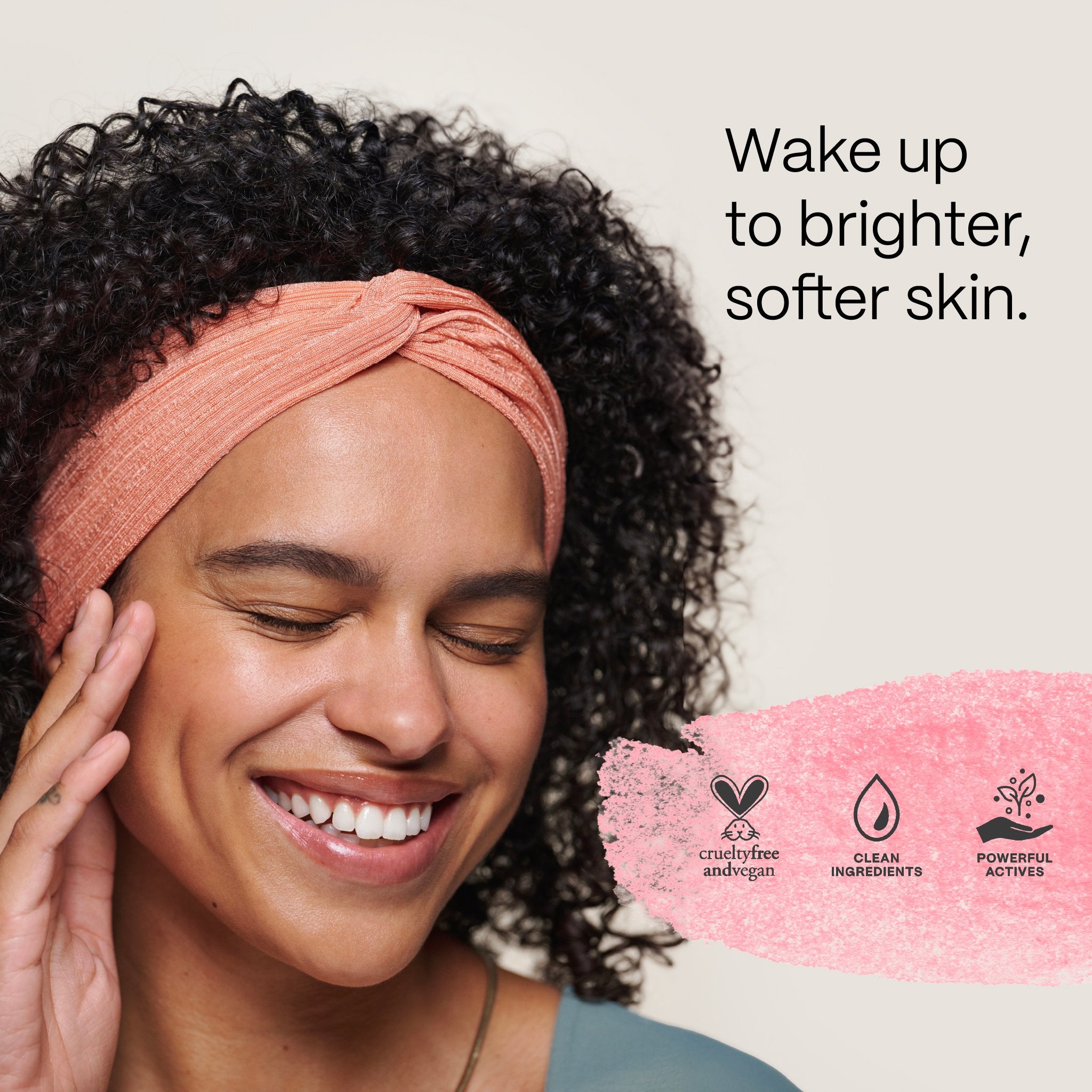 Frau mit Stirnband berührt ihre Wange; Text: "Wake up to brighter, softer skin." Symbole: tierversuchsfrei, reine Inhaltsstoffe, wirksame Inhaltsstoffe. MAD HIPPIE AHA Peel.