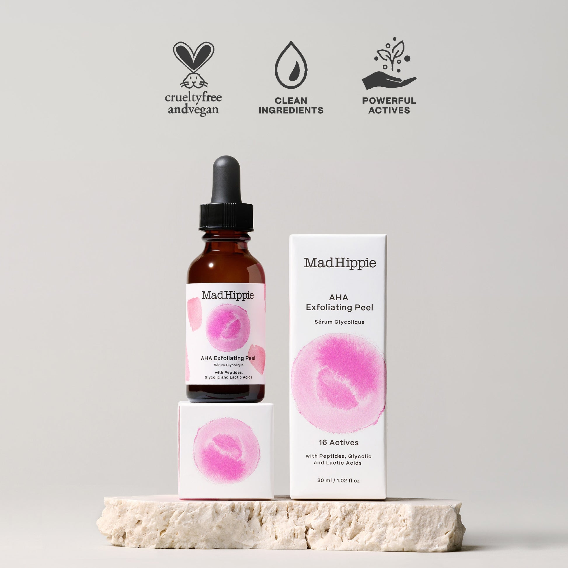 Braune Glasflasche und weiße Verpackung des MAD HIPPIE AHA Exfoliating Peel. Grafiken zu tierversuchsfrei, Inhaltsstoffe und Wirkstoffe.