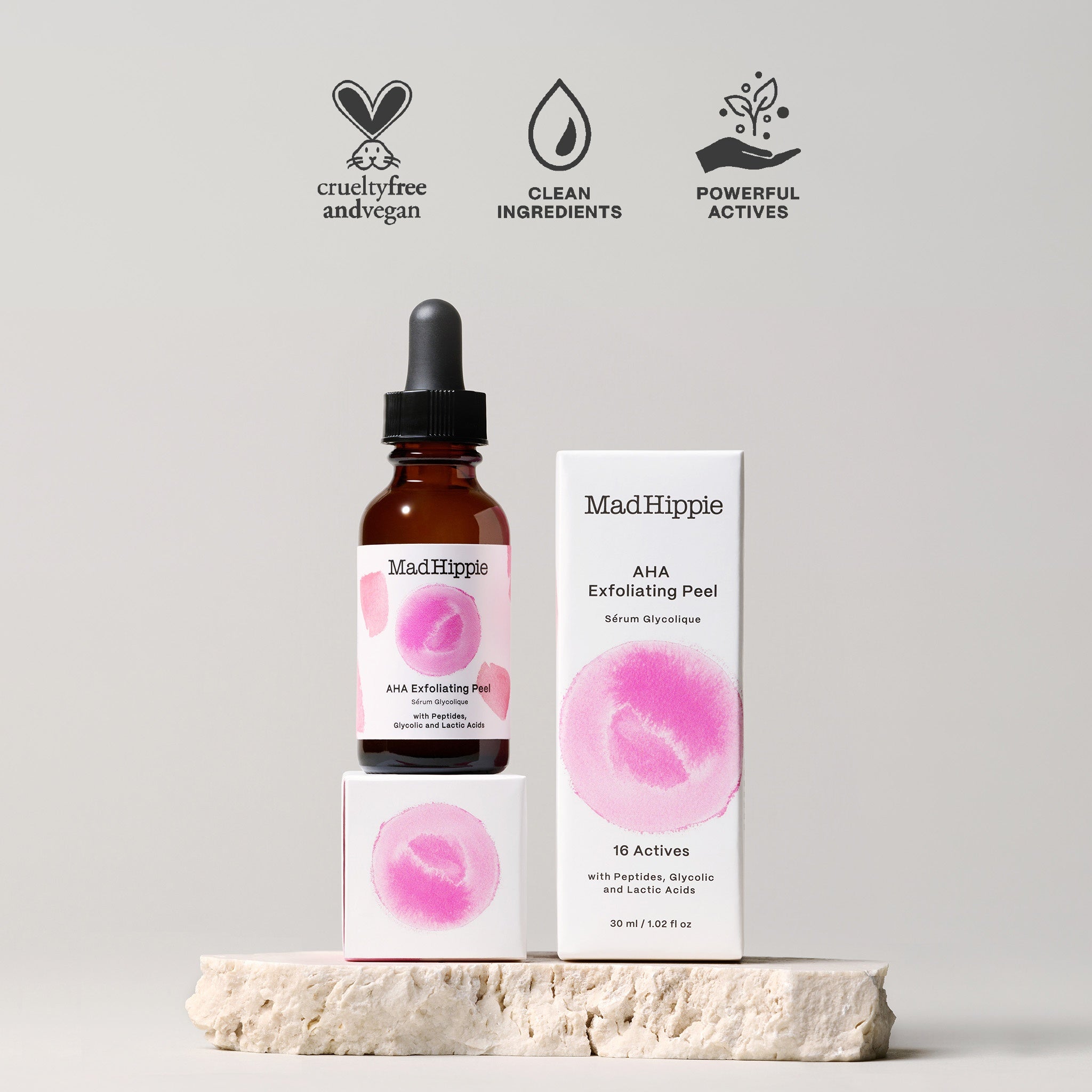 Braune Glasflasche und weiße Verpackung des MAD HIPPIE AHA Exfoliating Peel. Grafiken zu tierversuchsfrei, Inhaltsstoffe und Wirkstoffe.