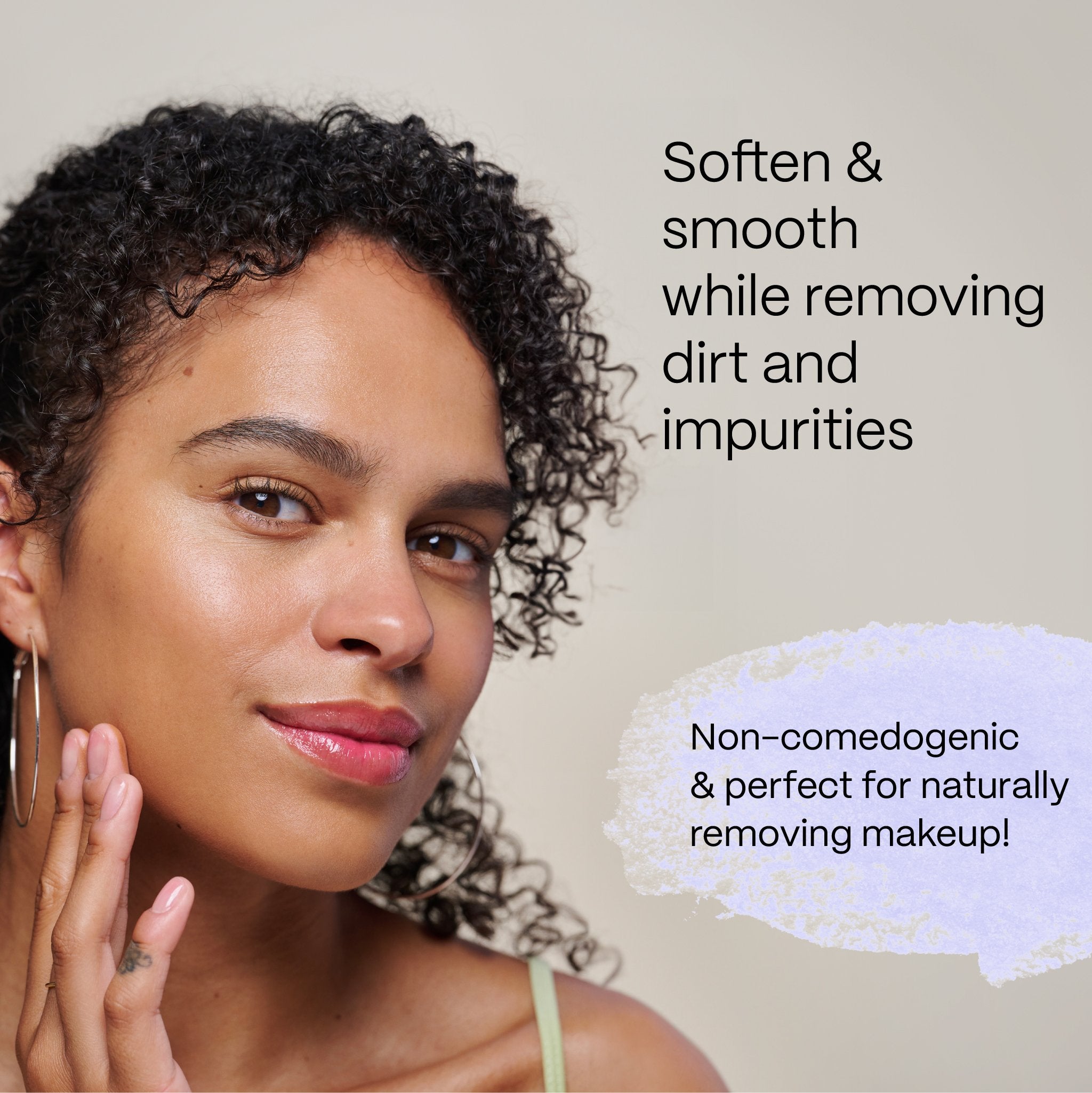 Porträt einer Frau mit reiner Haut, die ihr Gesicht sanft berührt. Text: "Soften & Smooth, removing dirt and impurities". Hinweis auf natürliche Make-up Entfernung.