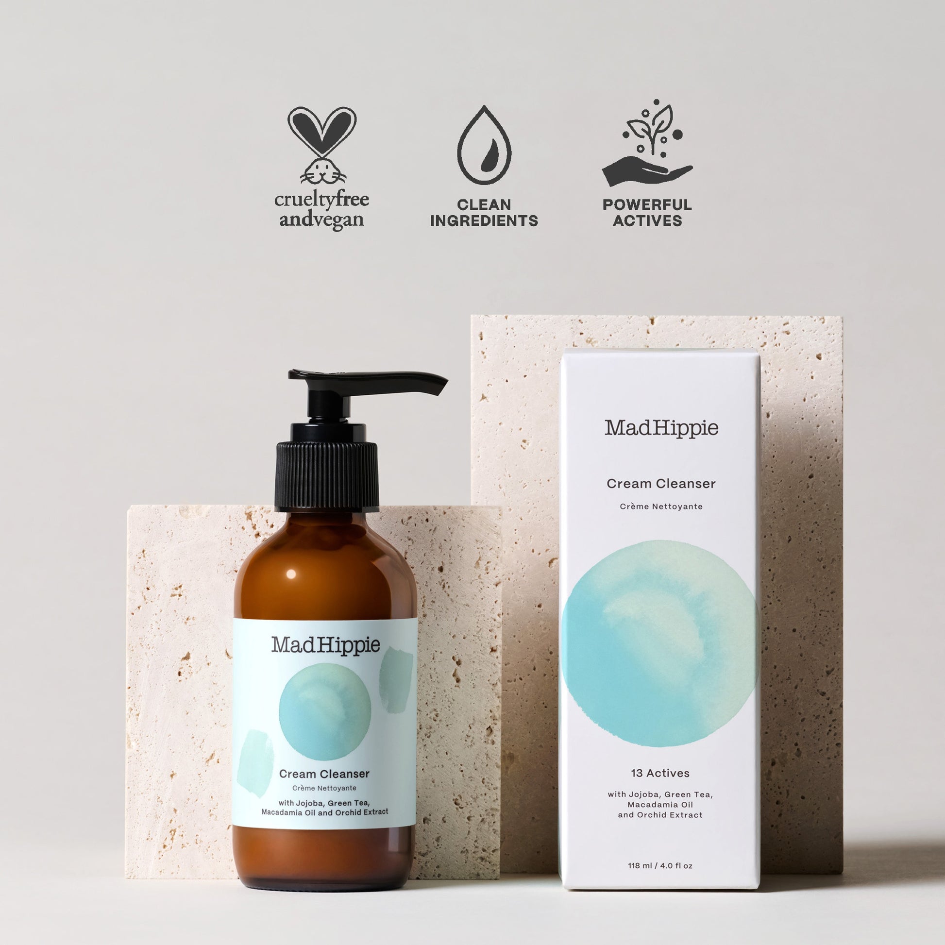 MAD HIPPIE Cream Cleanser: frasco de vidro castanho com dispensador de bomba e embalagem branca sobre blocos de pedra clara