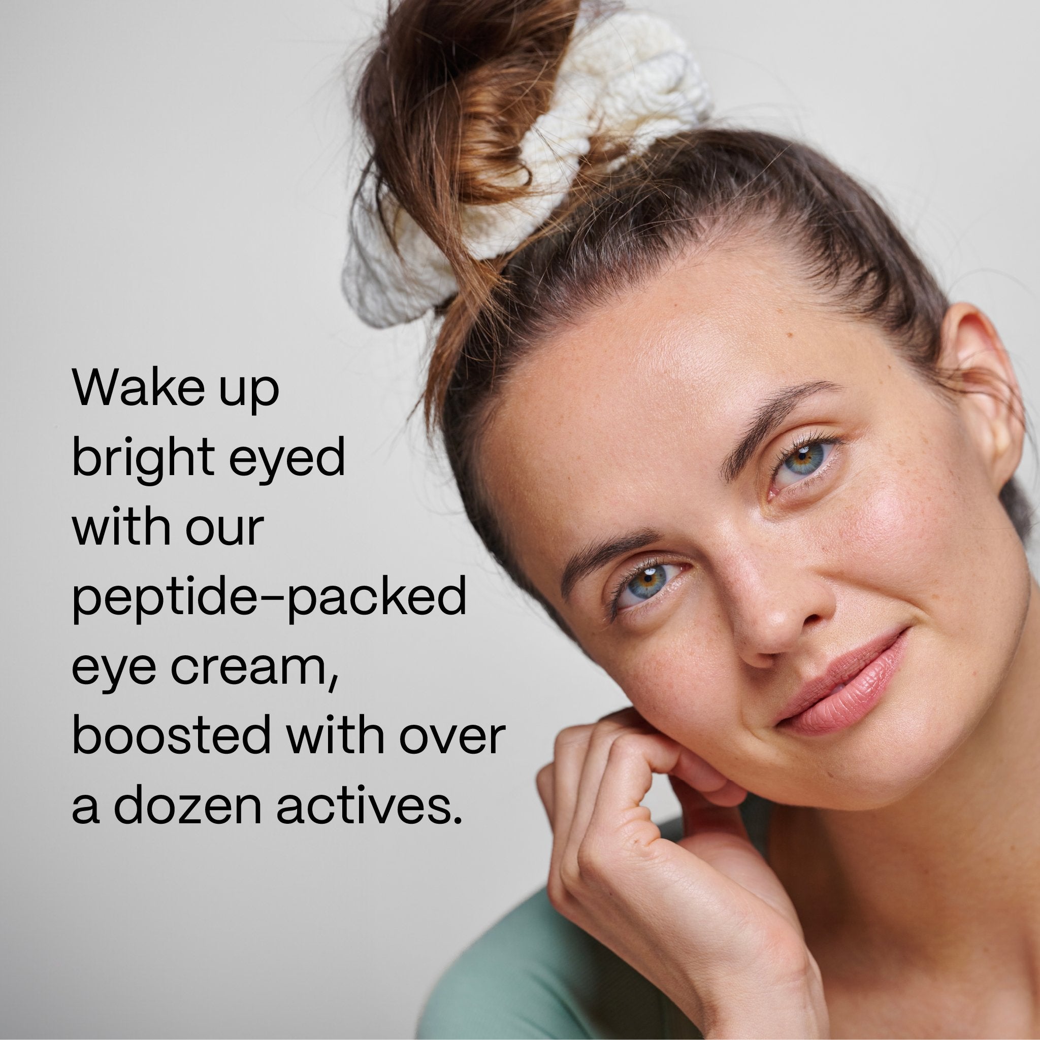 Mulher sorridente com um coque e olhos radiantes, a condizer com o creme para os olhos MAD HIPPIE Eye Cream com peptídeos