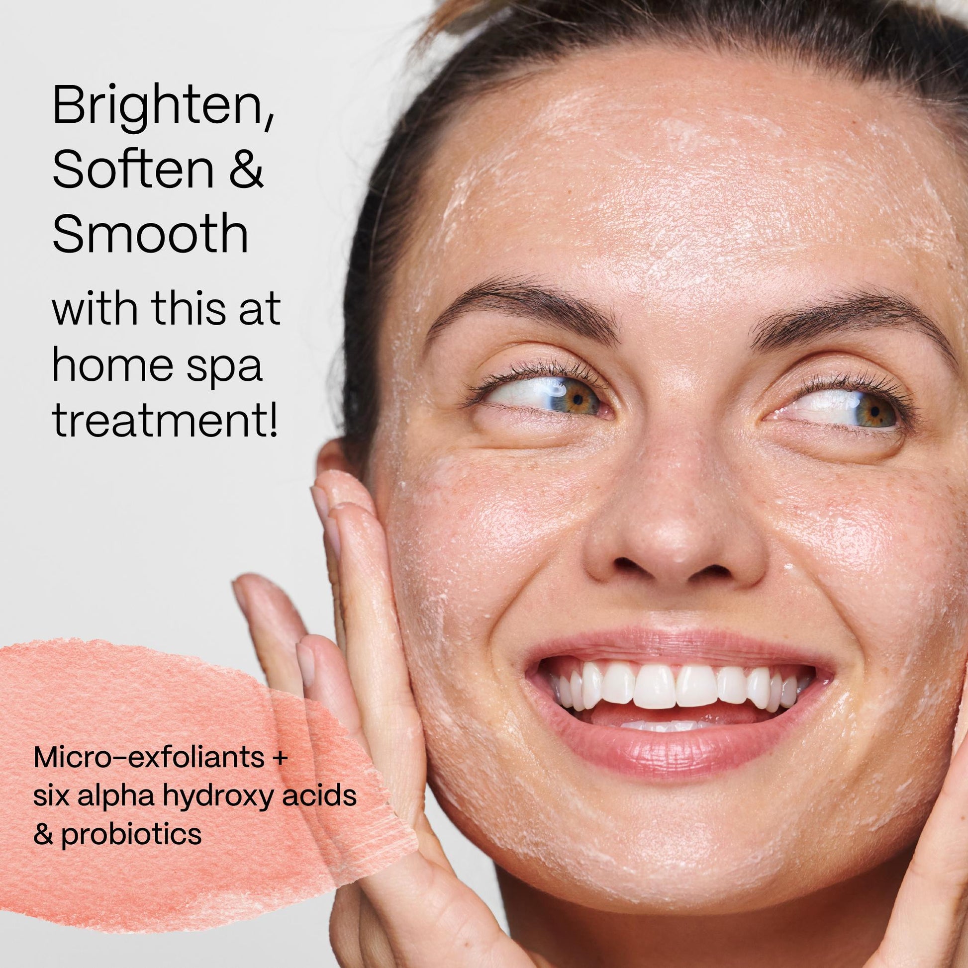 Nahaufnahme einer Frau mit Microdermabrasion Facial, die Haut strahlend und glatt. Hände berühren sanft das Gesicht. Text: Brighten, Soften & Smooth.