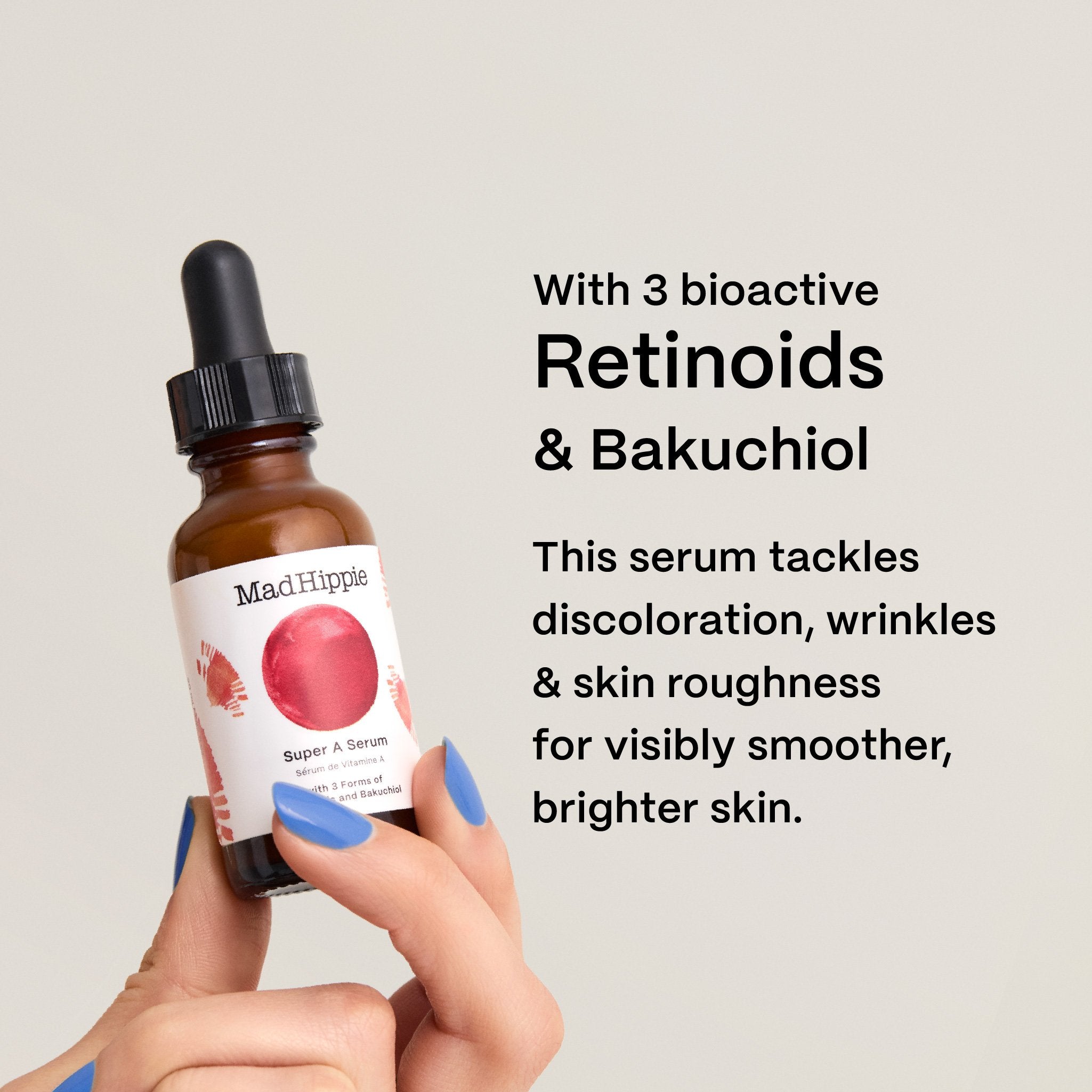 Nahaufnahme: Hand hält MAD HIPPIE Super A Serum Flasche. Serum verspricht Retinoide & Bakuchiol für glattere, hellere Haut.
