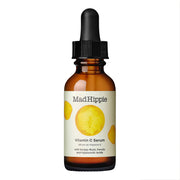 Frasco de vidro castanho com pipeta preta do sérum de vitamina C MAD HIPPIE sobre fundo branco