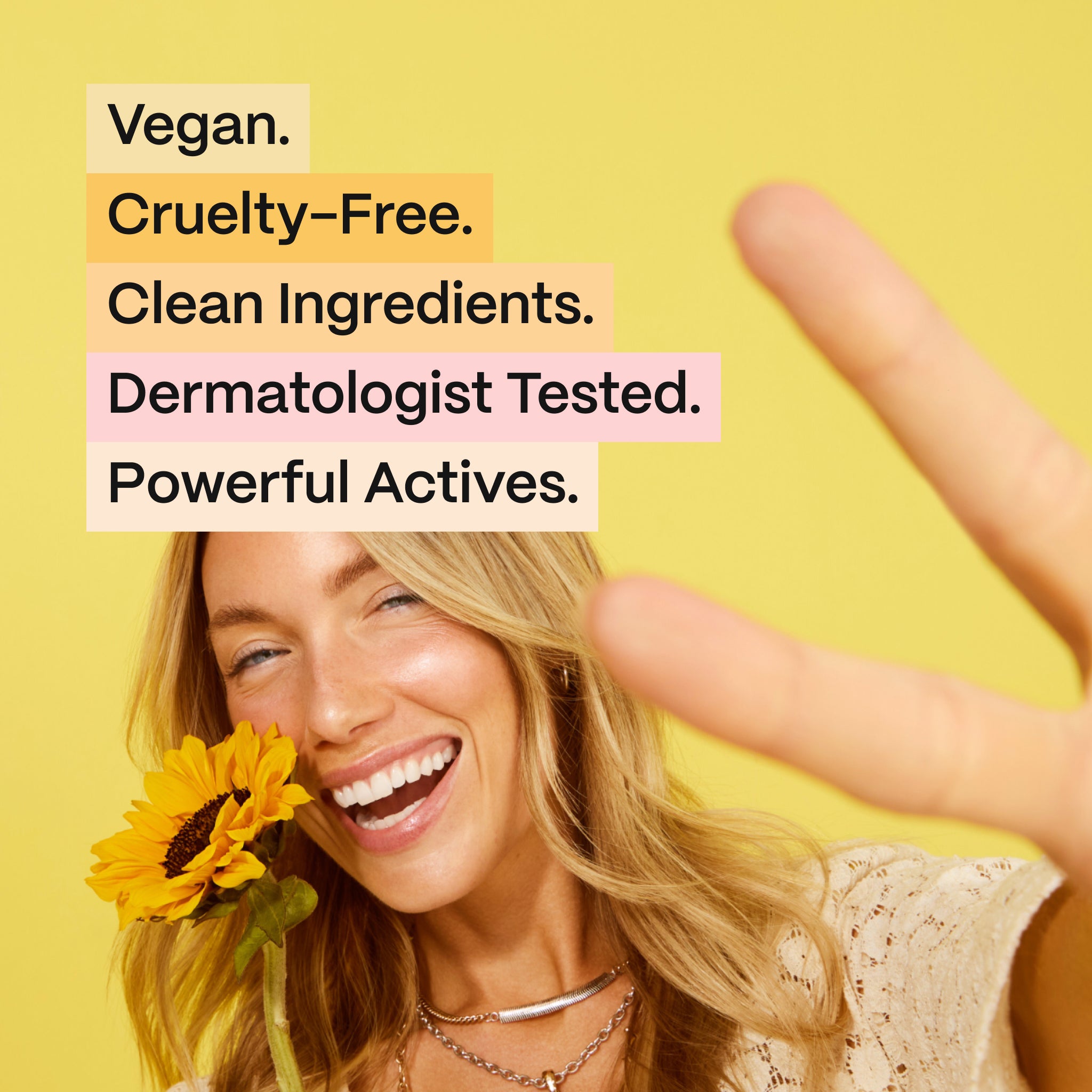 Frau mit Sonnenblume, die lächelt und ein Friedenszeichen vor gelbem Hintergrund zeigt. Textelemente listen Produktvorteile auf: Vegan, tierversuchsfrei, reine Inhaltsstoffe.
