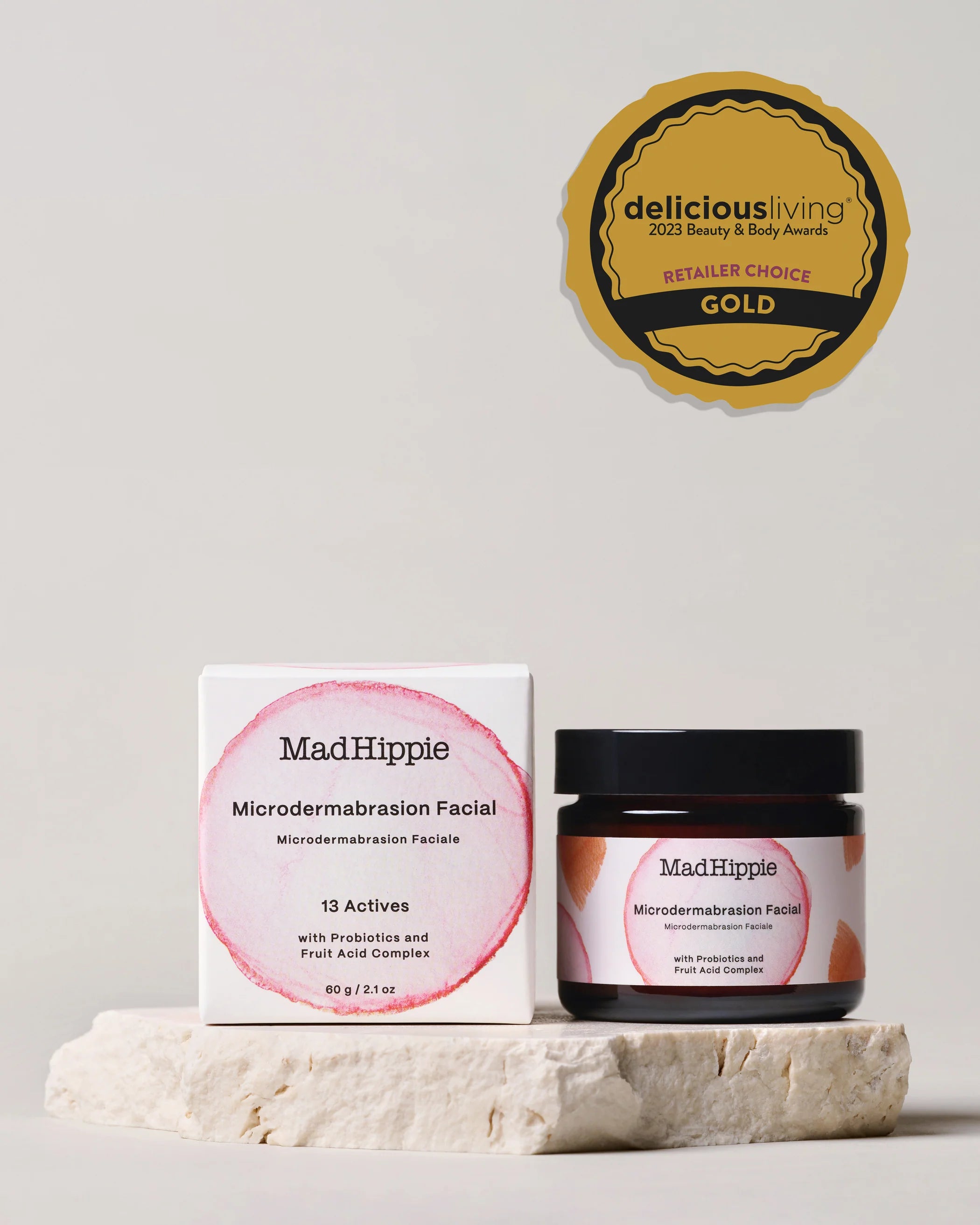 Weisse Verpackung und brauner Tiegel des MAD HIPPIE Microdermabrasion Facial, mit goldenem "Retailer Choice Gold" Siegel.