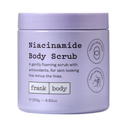 Esfoliante corporal FRANK BODY com niacinamida, na cor lilás, apresentado num frasco sobre um fundo branco