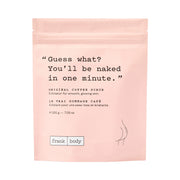 Saco vertical rosa do esfoliante FRANK BODY Original Coffee Scrub contra um fundo branco