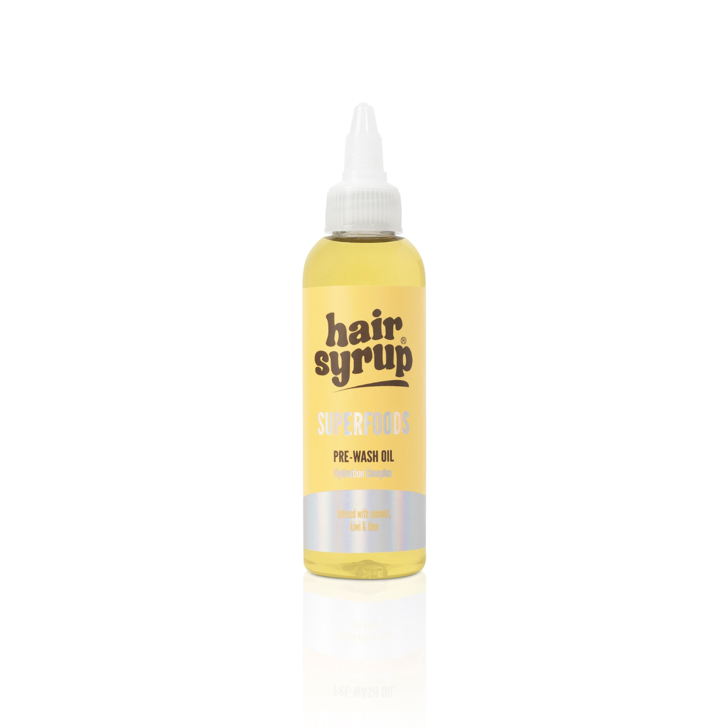 Eine Flasche gelbes Haaröl mit der Aufschrift "Hair Syrup Superfoods Pre-Wash Oil" steht auf weißem Grund. Die Flasche hat einen weißen Verschluss und ist teilweise gefüllt.