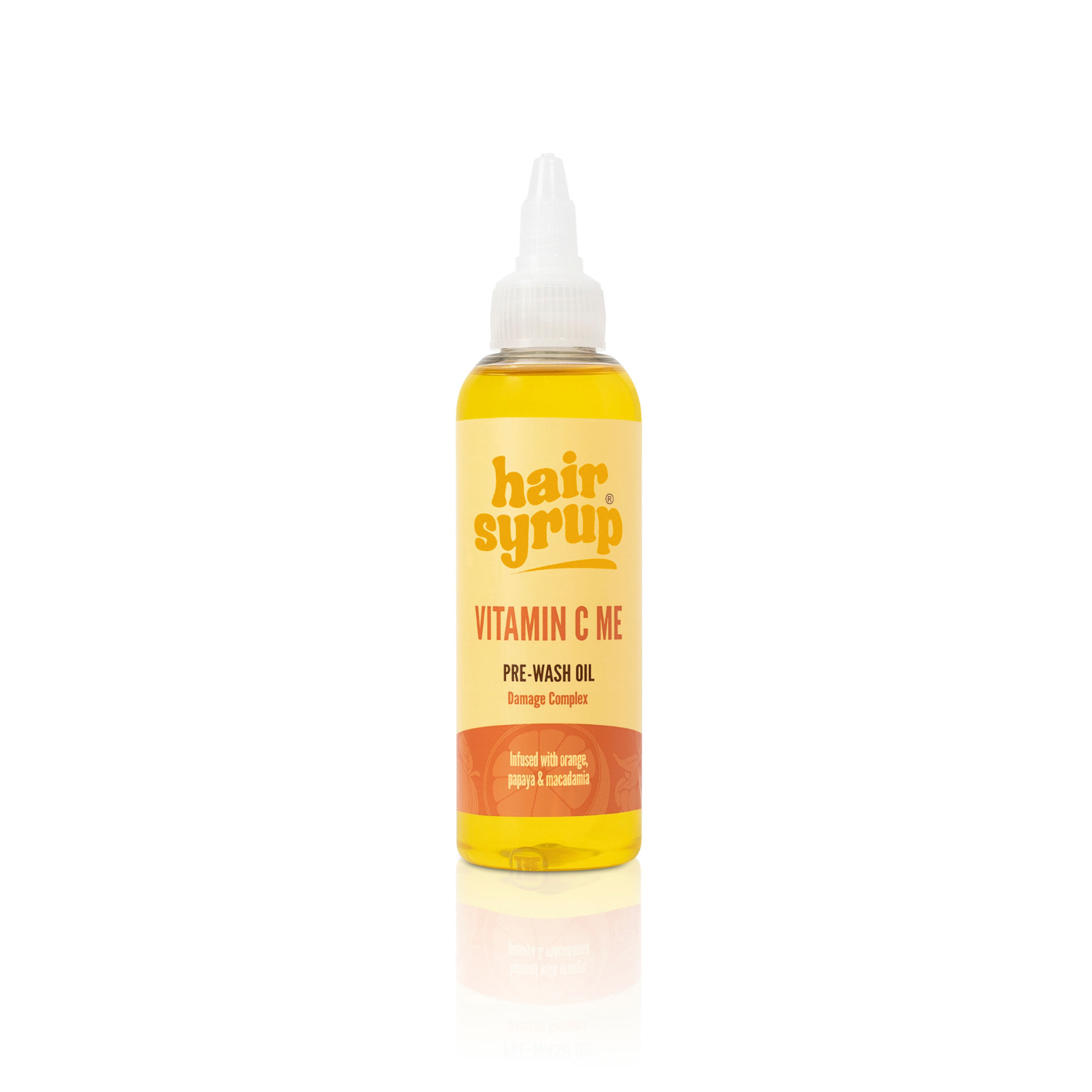 Eine Flasche "hair syrup" Vitamin C Haaröl mit gelbem Etikett und einer weißen Kappe auf weißem Hintergrund. Auf dem Etikett stehen Produktinformationen.