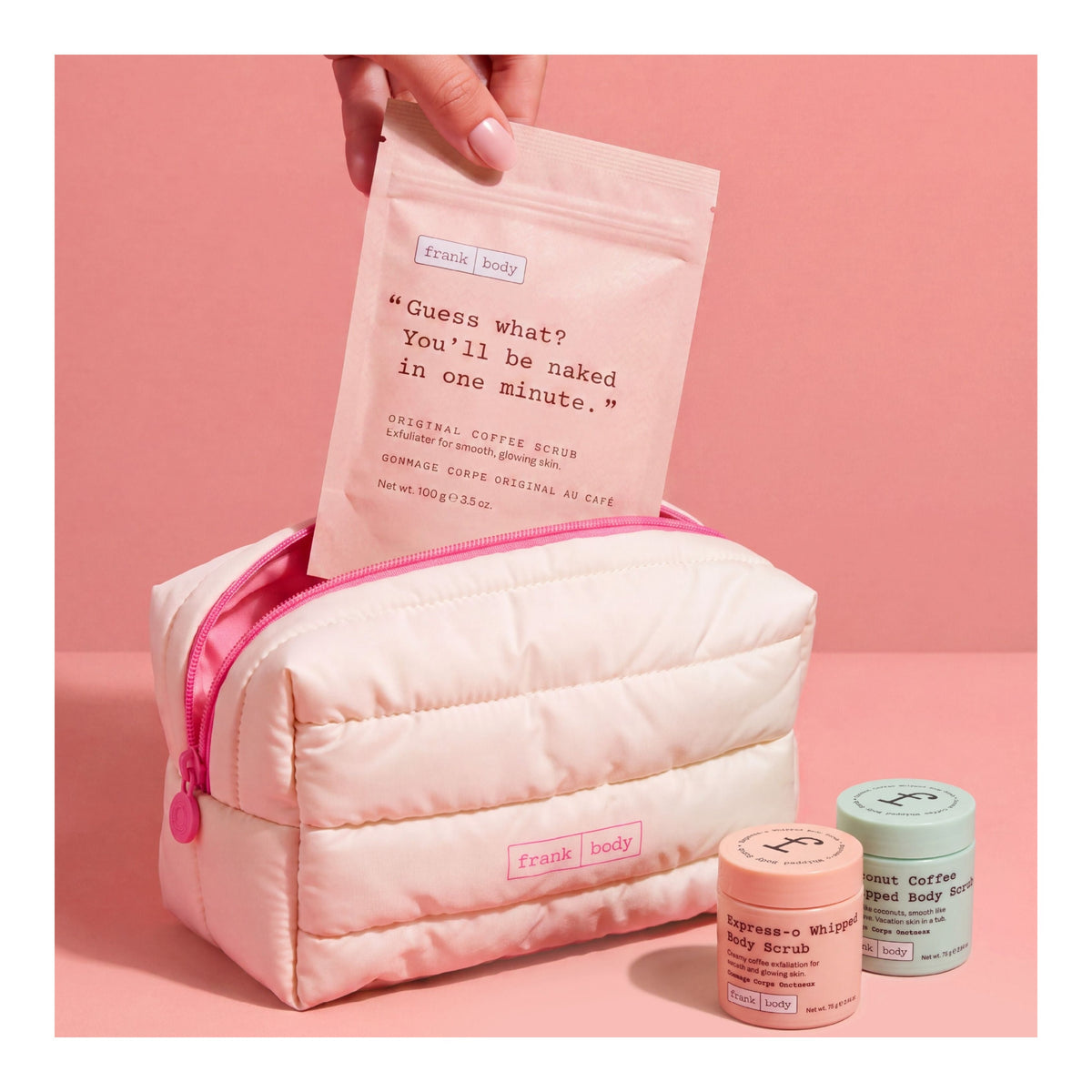 FRANK BODY You'll Be Whipped Kit mit einer rosa Kosmetiktasche, einem Peeling-Sachet und zwei Tiegeln daneben