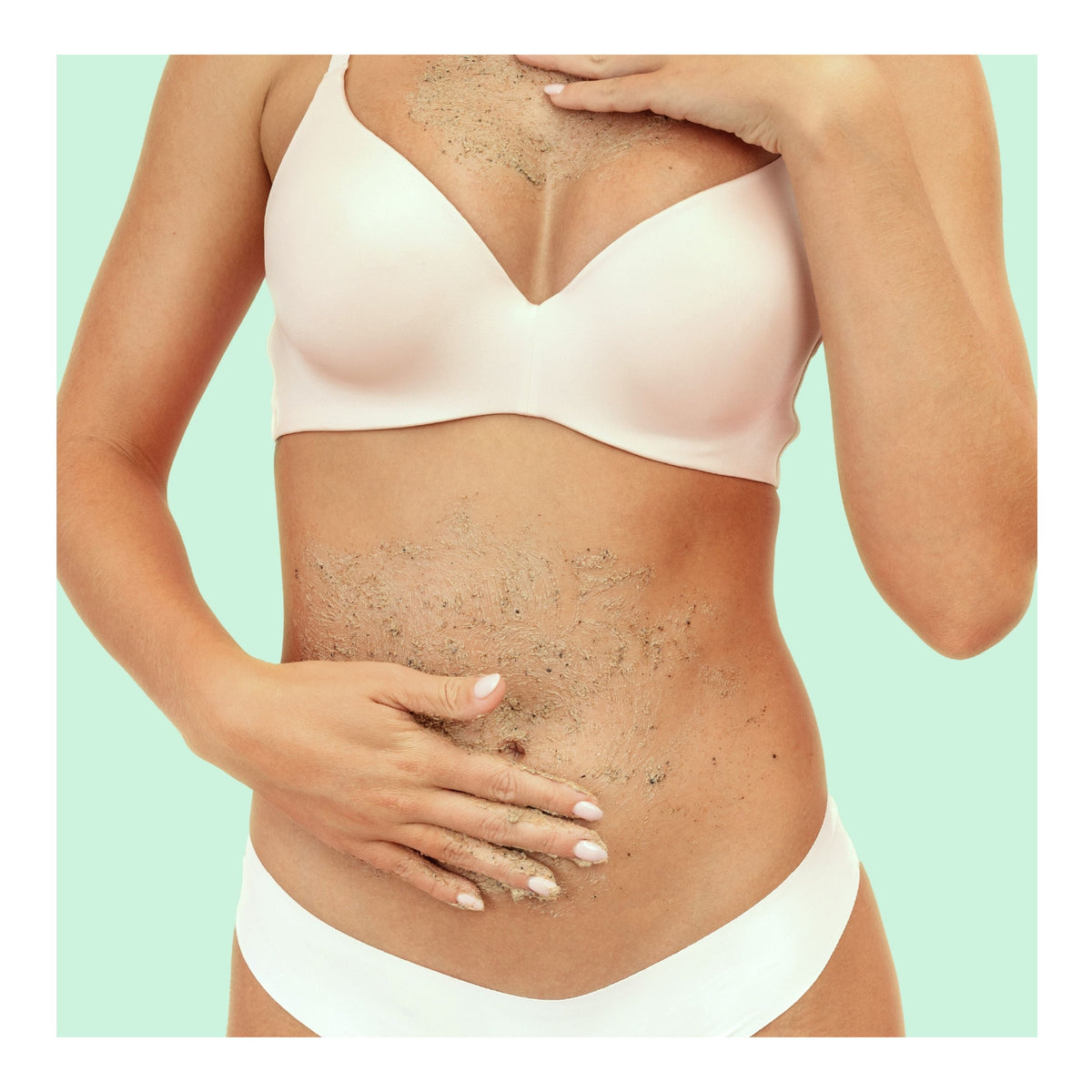 Anwendung des FRANK BODY You'll Be Whipped Kit Körperpeelings auf Bauch und Dekolleté
