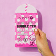 Pinke Bubble T Berries Sheet Mask Verpackung, gehalten von Hand. Enthält Aloe Vera und Niacinamid. Aufschrift: "Berries Bubble Tea Sheet Mask".