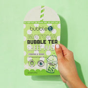 Hand hält eine grüne Bubble T Matcha Sheet Maske. Die Maske verspricht feuchtigkeitsspendende und beruhigende Wirkung mit Aloe Vera & Niacinamid. Aufdruck: Bubble Tea Edition.