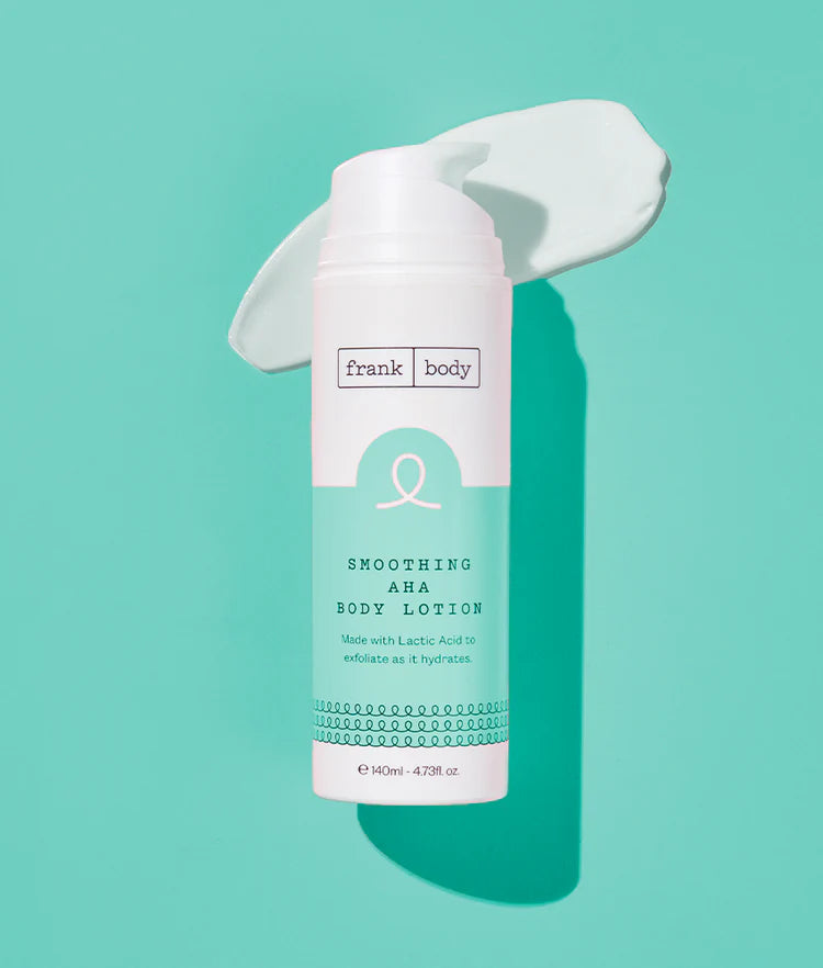 FRANK BODY Smoothing AHA Body Lotion Pumpflasche vor türkisem Hintergrund mit weißem Cremestrich dahinter