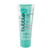 Klare Plastiktube mit Bubble Niacinamide Hybrid Body Lotion, tealfarbener Verschluss mit Akzenten.  Auf der Oberfläche der Tube befinden sich Wassertropfen. Der Text auf der Tube wirbt für Niacinamide und Shea Butter.