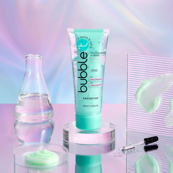 Ein Hautpflegeprodukt, eine "Bubble"-Lotion, wird zwischen Glaswaren im Laborstil vor einem schillernden Hintergrund ausgestellt. Die Flasche der Lotion ist mintgrün und klar und steht auf einem runden Acrylsockel.
