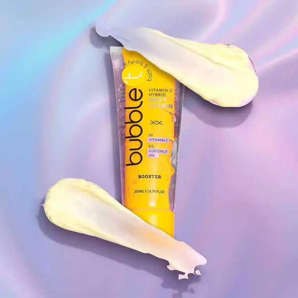 Eine Tube "Bubble" Vitamin C Hybrid Body Lotion steht auf einem glänzenden, irisierenden lila Hintergrund. Zwei Abstriche der Lotion befinden sich über und unter der Tube.
